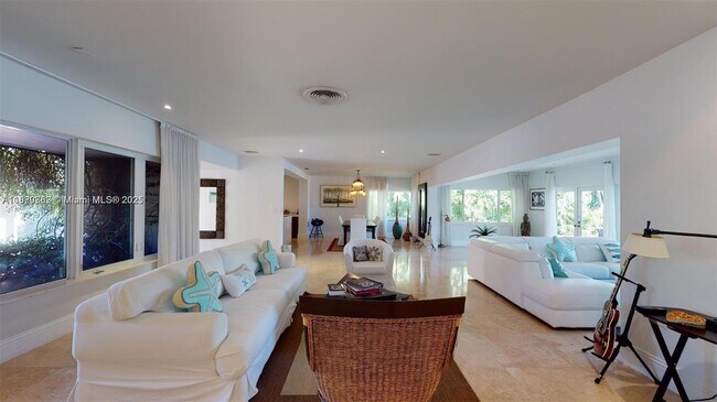 Building Photo - 6015 Pine Tree Dr