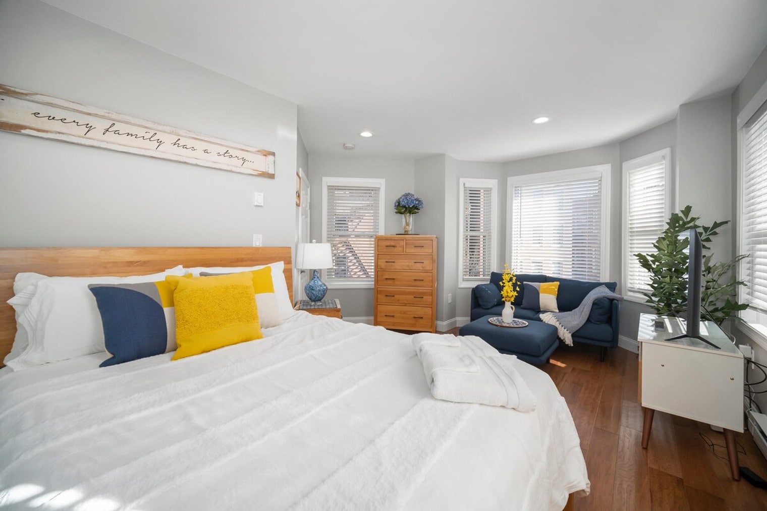 Building Photo - 476498-498 Hanover St Exd