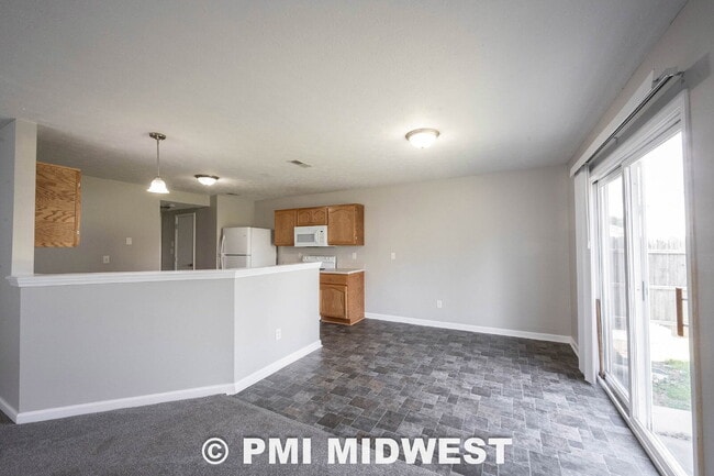 Building Photo - Great 3 Bedroom 2.5 Bathroom Home on the upper east side of Indy!