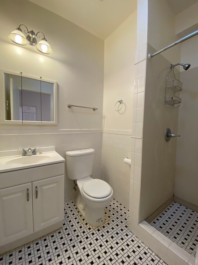 Building Photo - 1 Bedroom/1 Bathroom apartment located in ...