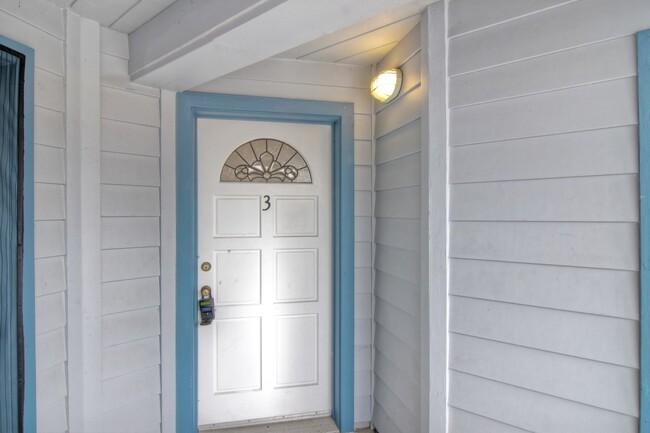Building Photo - Cute 2 Bedroom Condo Steps Away from Endle...