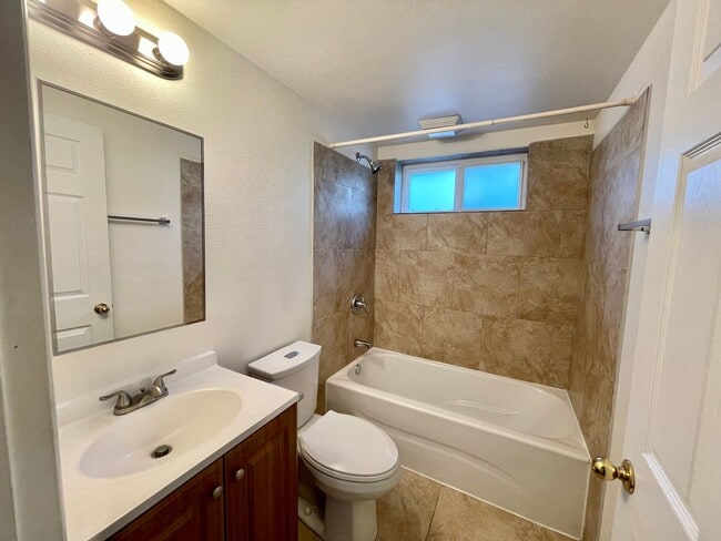 Building Photo - RENOVATED BALLARD 3 BED, 2 BATH DUPLEX UNI...
