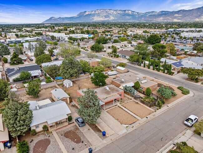 Building Photo - Unfurnished | 2 Bed / 1 Bath | NE Albuquer...