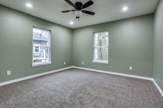 Building Photo - Beautifully Remodeled 3-1 in Sherman! Fridge, Washer and Dryer Included!