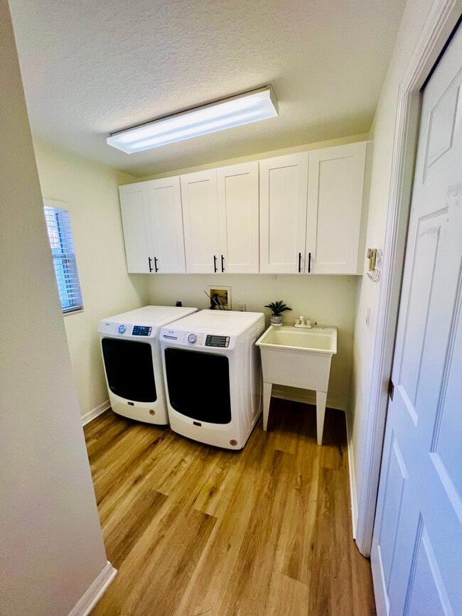 Building Photo - 1405 W River Ct