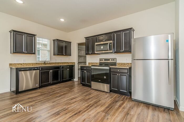 Building Photo - 527 London Dr