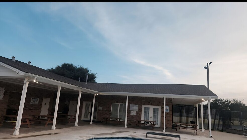 Building Photo - 4318 Spring Garden Dr