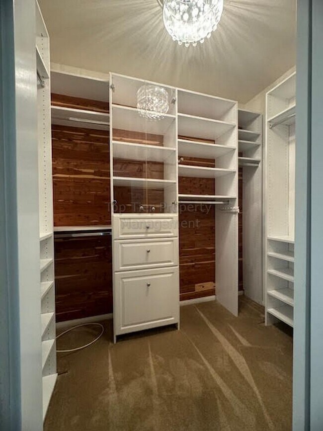 Building Photo - Spacious (5+bed/3bath) Home with Huge Back...