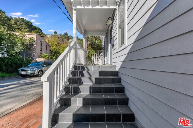 Building Photo - 6117 Glen Holly St