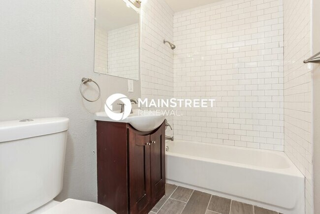 Building Photo - 2 Bedroom Pet-Friendly Home in Kansas City, MO with Main Street Renewal