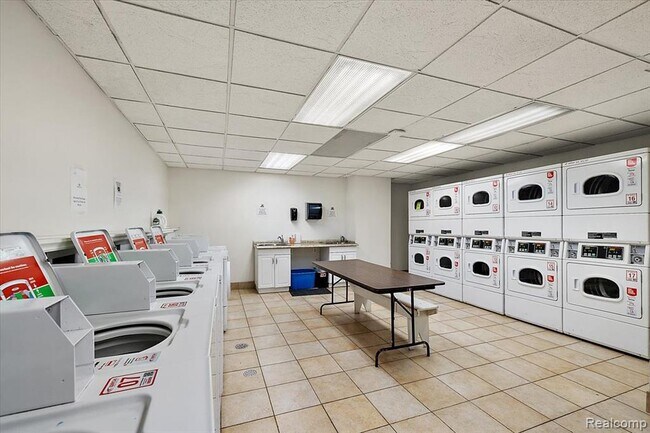 Building Photo - 15 E Kirby St