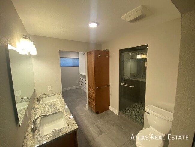 Building Photo - 6201 S Clarkson St