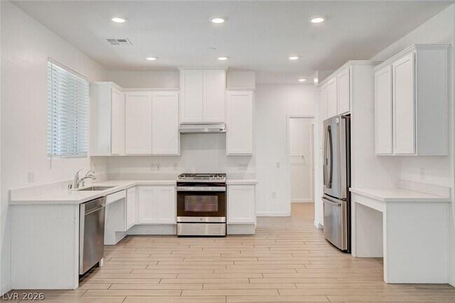 Building Photo - 5730 Sky Pointe Dr