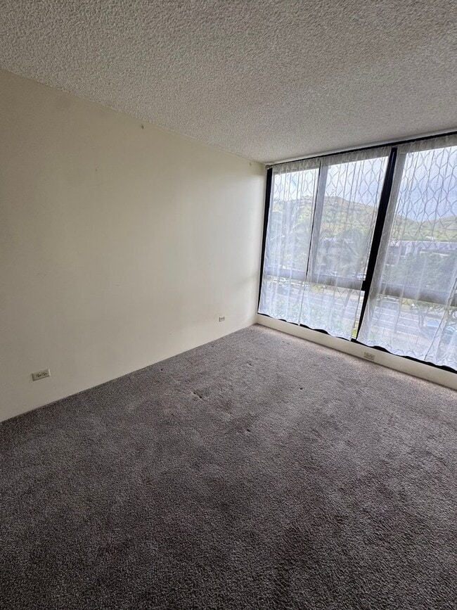 Building Photo - 2 Bed, 2 Bath with reserved, covered parking. Washer/Dryer in unit -Country Club Plaza in Salt Lake