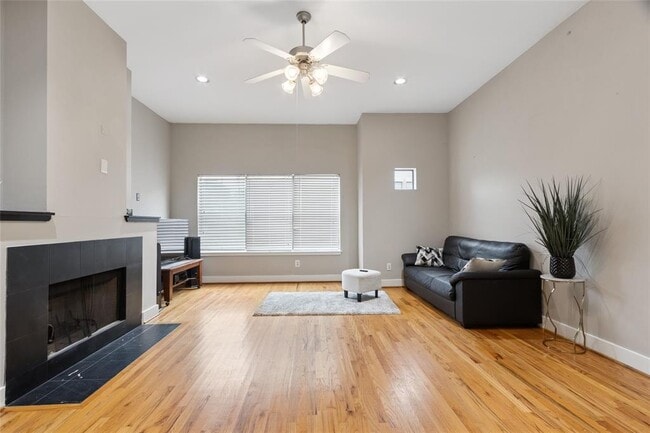 Building Photo - 8686 Meadowcroft Dr