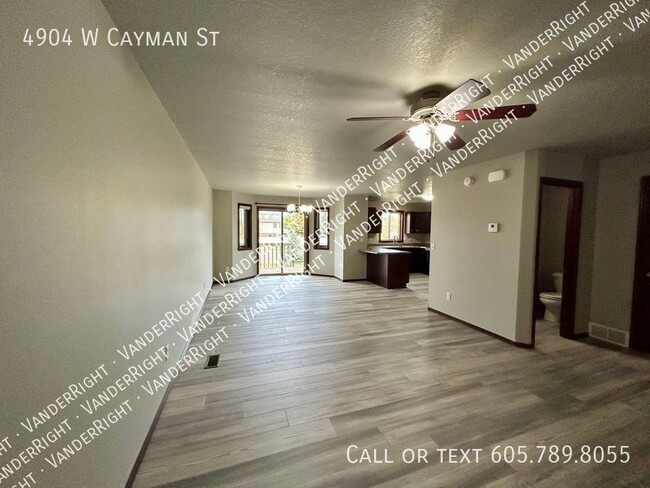 Building Photo - Spacious 3 Bedroom 2.5 Bathroom Townhome!