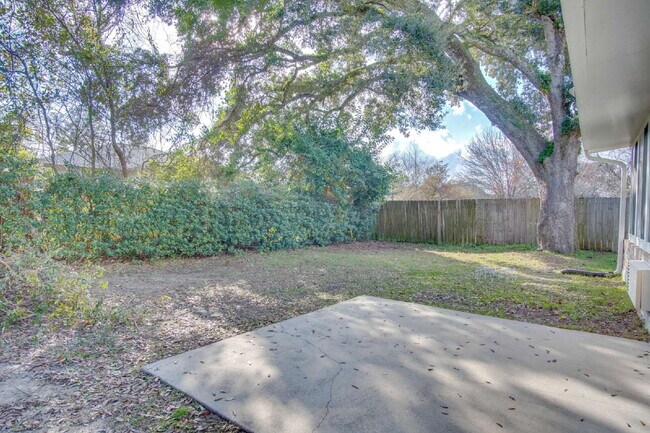 Building Photo - Spacious 3BR with Sunroom & Eat-In Kitchen – Holsberry Estates-Military Special: ½ OFF Security D...