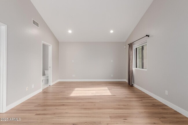 Building Photo - 5001 E Mitchell Dr