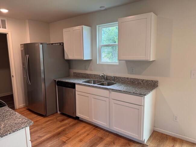 Building Photo - 2 STORY 3 BED, 2.5 BATH HOME LOCATED IN DENTON!!