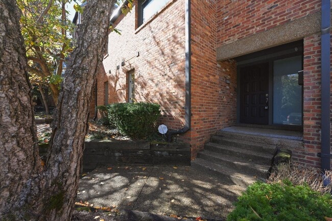 Building Photo - **PERFECTLY SITUATED TOWNHOME IN GREEN HIL...