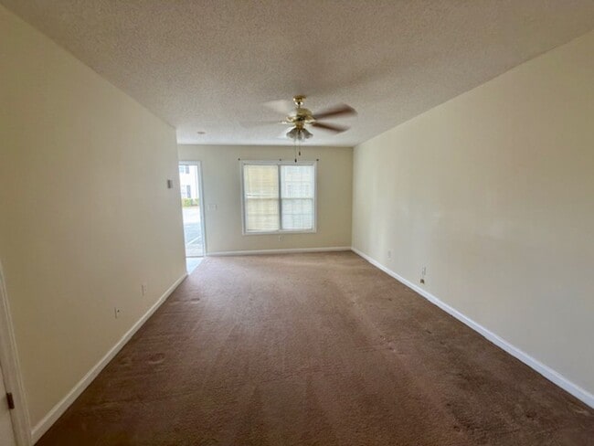 Building Photo - Two bedroom, 1.5 townhouse in Graham (Park Place Apts)