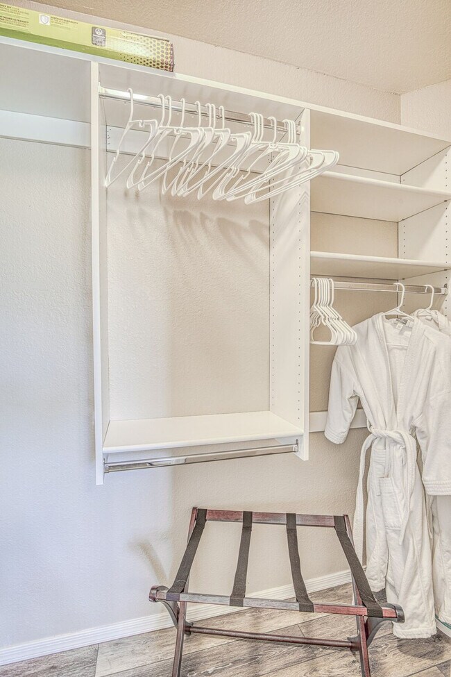 Building Photo - 6655 N Canyon Crest Dr