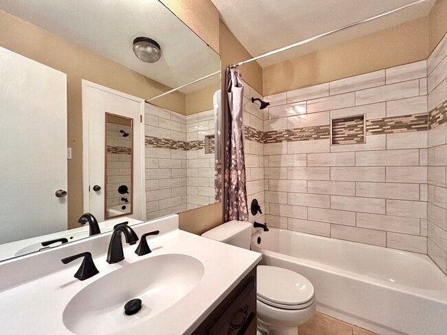 Building Photo - Beautiful 3BR/2BA Two-Level Home with Tall...
