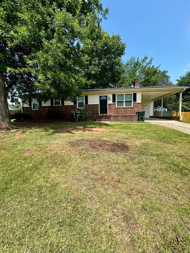 Primary Photo - 209 Evergreen St