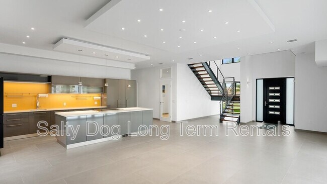 Building Photo - 3001 John Anderson Dr