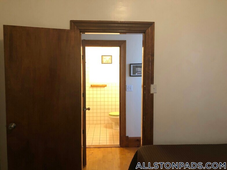 Building Photo - 36 Linden St