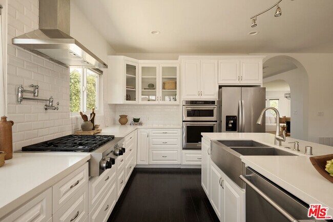 Building Photo - 2955 Kelton Ave