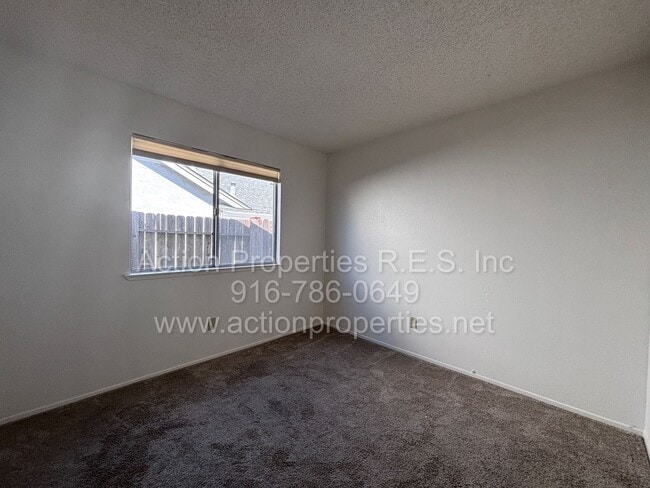 Building Photo - Charming 3 Bed, 2 Bath House - Close to Shopping, Schools, and Parks - New Paint - Updated Flooring!