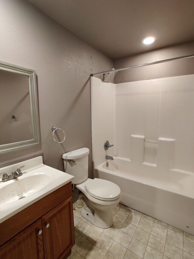 Building Photo - 4 Bedroom Updated Home in Fountain!