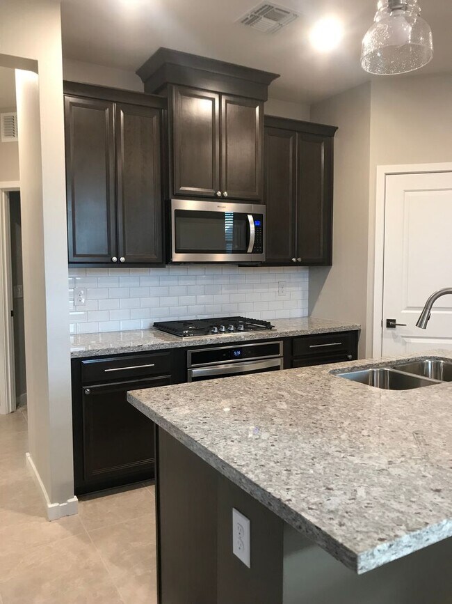 Building Photo - Beautiful Newer 3 bedroom Home Sweetwater ...