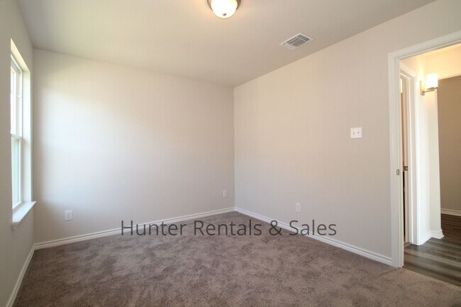 Building Photo - Temple North Gate Beauty!  Rent Reduced! Won't last long!