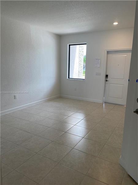 Building Photo - 20588 NE 5th Pl