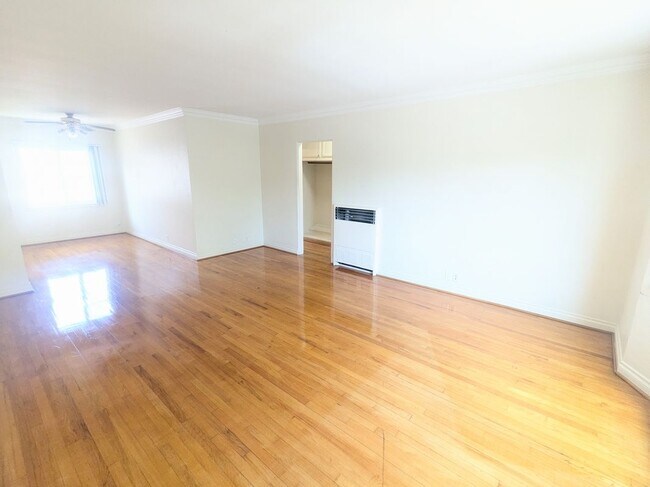 Building Photo - 5671 S San Vicente Blvd