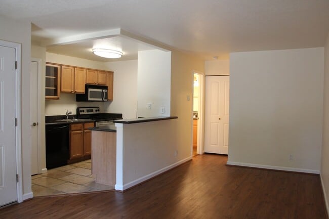 Building Photo - Available now! Studio apartment!