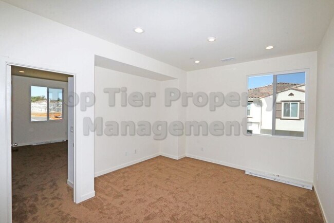 Building Photo - ***Charming 3 bed / 2.5 bath Townhome in O...