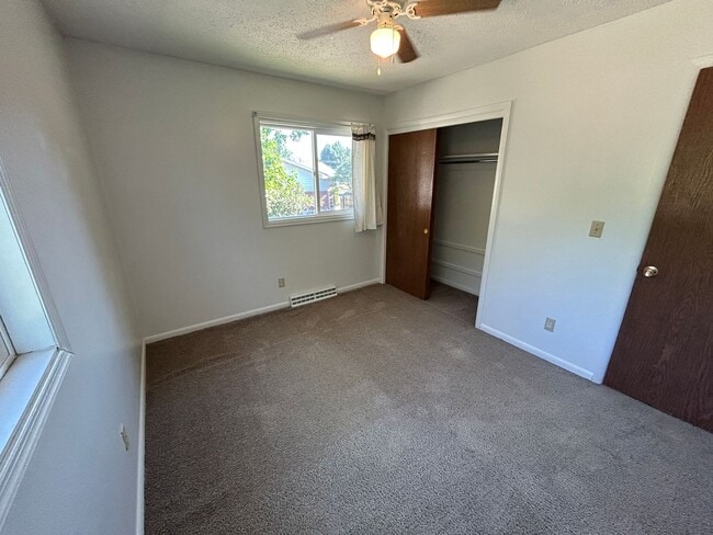 Building Photo - 5 Bed 2 Bath Home with 2 Car Attached Garage in Quiet Nice Neighborhood.