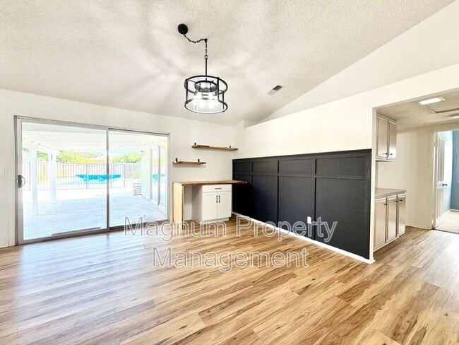 Building Photo - 45680 Clubhouse Dr