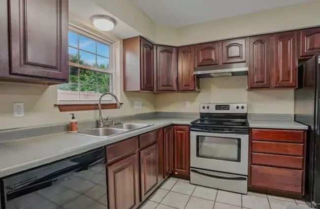 Building Photo - Nice 3 Bedroom 2 Bathroom House In Souther...