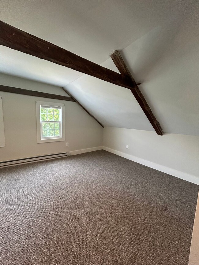 Building Photo - Beautiful renovated 5 bedroom 2.5 bath sin...