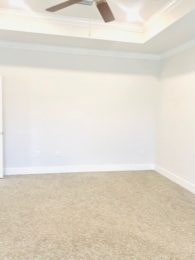 Building Photo - Stunning 4-Bed, 3-Bath Beauty, 2,117 sq. ft. of Pure Comfort and Style!