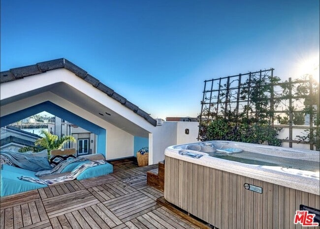 Building Photo - 129 Channel Pointe Mall