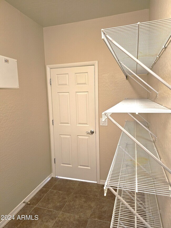 Building Photo - 6111 E Knolls Way N