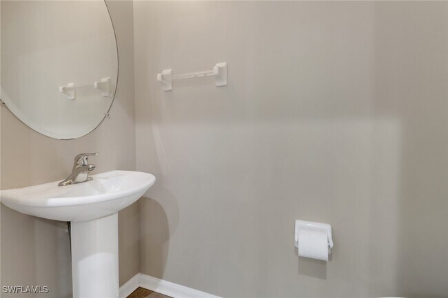 Building Photo - 815 Hampton Cir