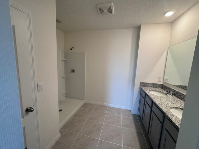 Building Photo - 2309 Hidden Palm Dr