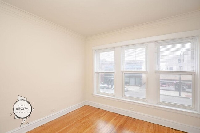 Building Photo - Marquette Park 2 Bed w/Hardwood Floors & Central heat
