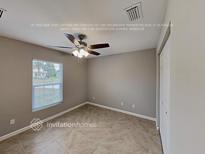 Building Photo - 3802 SW Daisy St